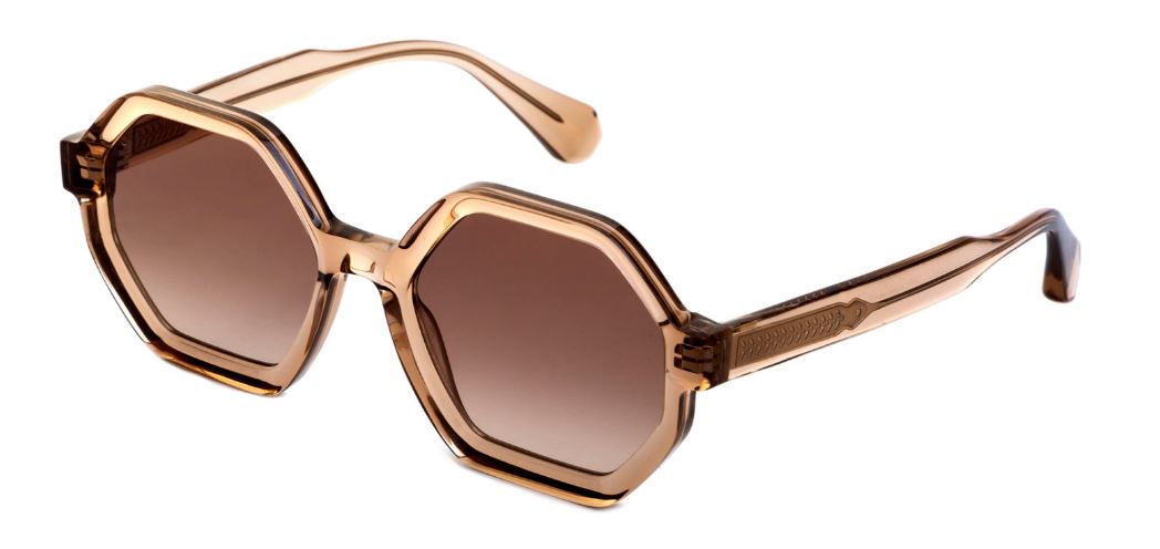 Lunettes de soleil Femme Authentique Gigi Barcelona Modèle Shirley  en Acétate en beige translucide avec des verrés dégradés en marron.