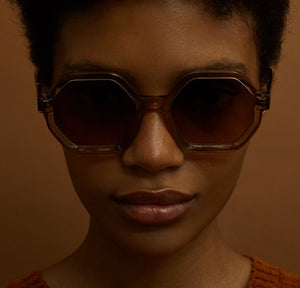 Lunettes de soleil Femme Authentique Gigi Barcelona Modèle Shirley  en Acétate en beige translucide avec des verrés dégradés en marron.