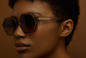 Lunettes de soleil Femme Authentique Gigi Barcelona Modèle Shirley  en Acétate en beige translucide avec des verrés dégradés en marron.